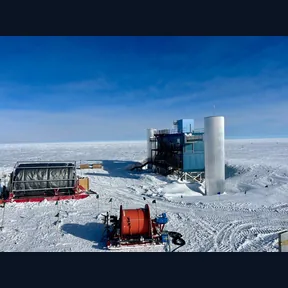 Budova povrchové laboratoře IceCube ve sněhu na jižním pólu