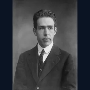 Niels Bohr na historickém portrétu ze sbírky Library of Congress; přesné datum snímku není doloženo.